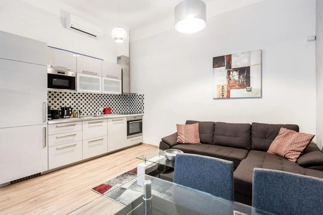 Quiet Nest In The Bustling Centre Of Budapest contacts