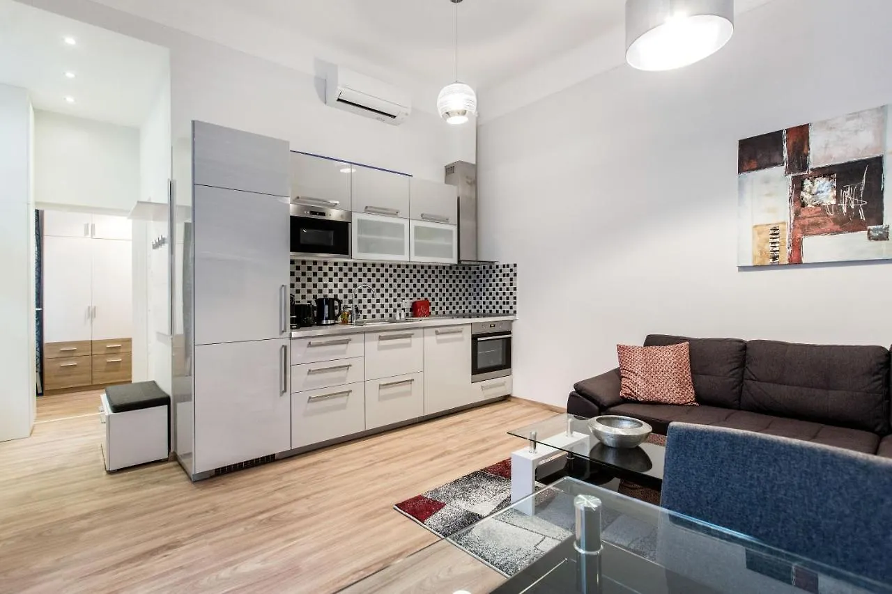شقة Quiet Nest In The Bustling Centre Of بودابست